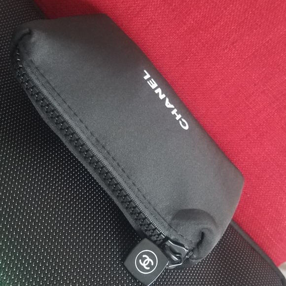CHANEL Black Zippered Neoprene Cosmetic Clutch Bag Pouch - Picture 5 of 9